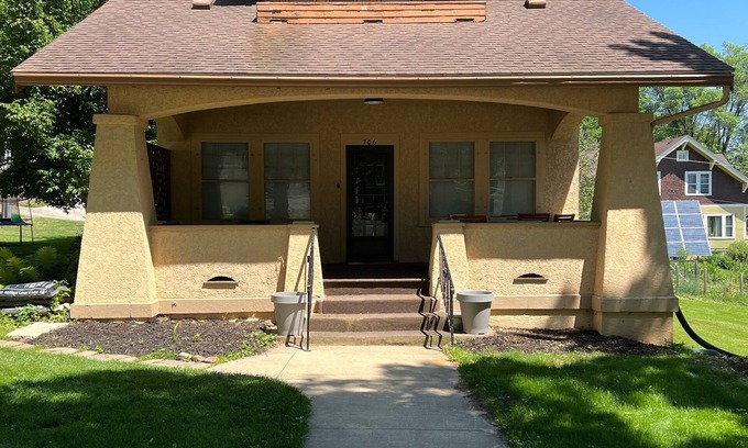 Decorah Casa | Renovated charmer in the heart of Decorah’s Park District