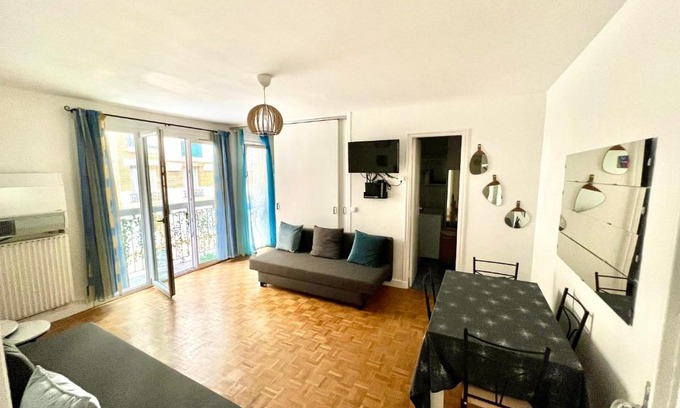 Clichy Apartamento | Renovated Charming Apt Ideal to visit Paris