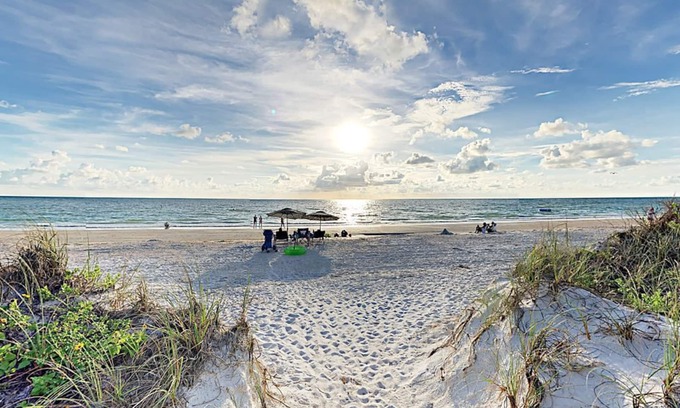 Indian Rocks Beach Casa | ¡Casa costera renovada inspirada en la casa adosada a pasos de la playa!