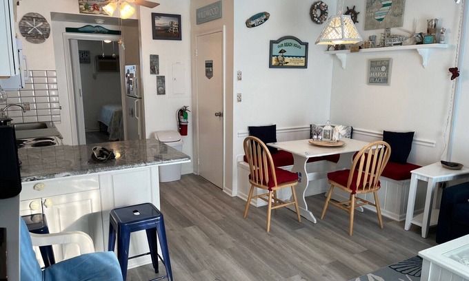 Cape May - Wildwood Condominio | Renovated Condo which is 3 minute walk to beach and boardwalk