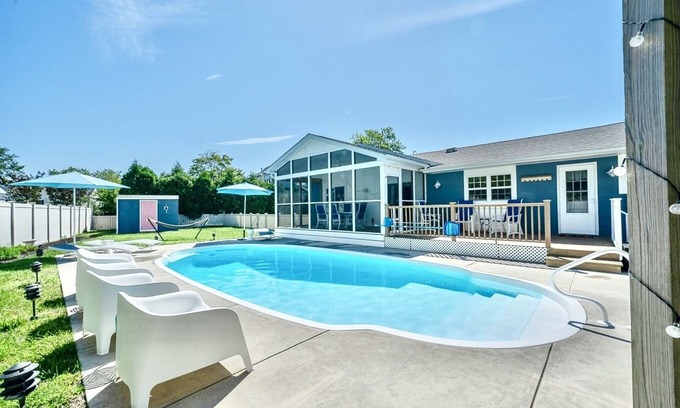 Village Green Casa | Renovated Cool House / Private Heated Pool / Short Walk to Beach / Sleeps 10