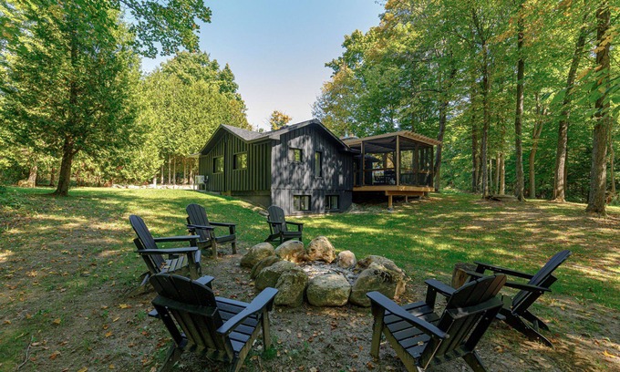 The Blue Mountains Casa | Renovated Cottage in Wild Forest + Hot Tub