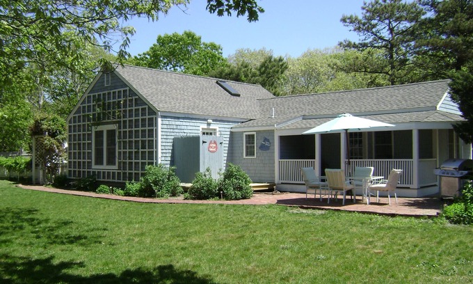 Edgartown Cabaña | Casa reformada con bonito patio y el interior hogareño