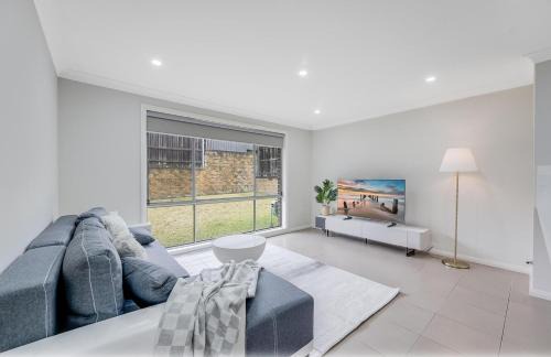 Glenmore Park Casa | Renovated Cozy Family house - Wi-Fi, Parking