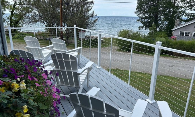North East Casa | Renovated Family Lake House - 50' from Lake Erie shore - no cliff