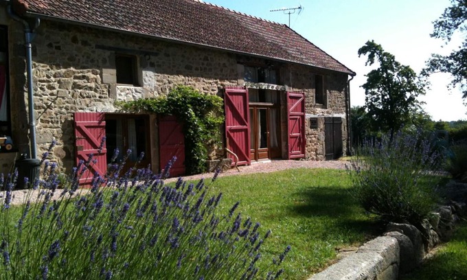 Beaune-d'Allier Cabaña | Granja renovada en el campo Bourbonnais con jardín, chimenea y WiFi - acepta mascotas