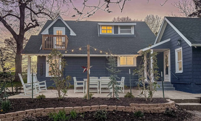 Overland Park Casa | Renovated Farmhouse New Listing