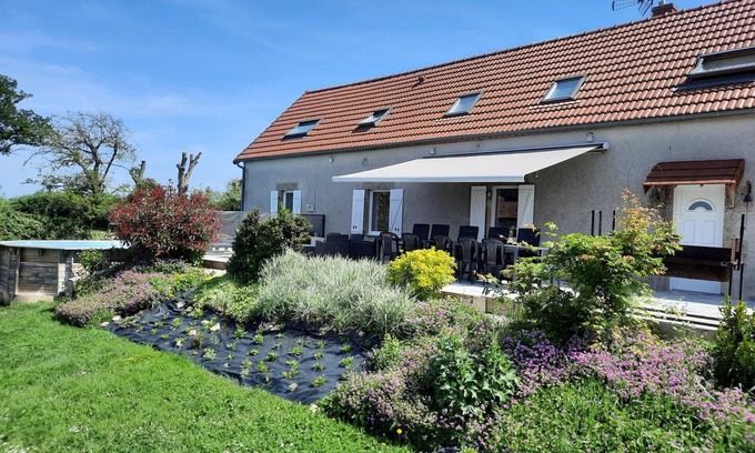 Echassieres Cabaña | Casa rural renovada con piscina privada, Wi-Fi y aire acondicionado