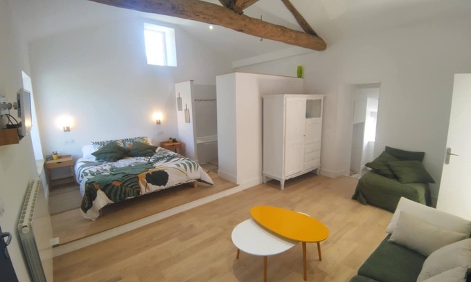 Monsireigne Casa | Renovated farmhouse guestroom with private terrace and lake view