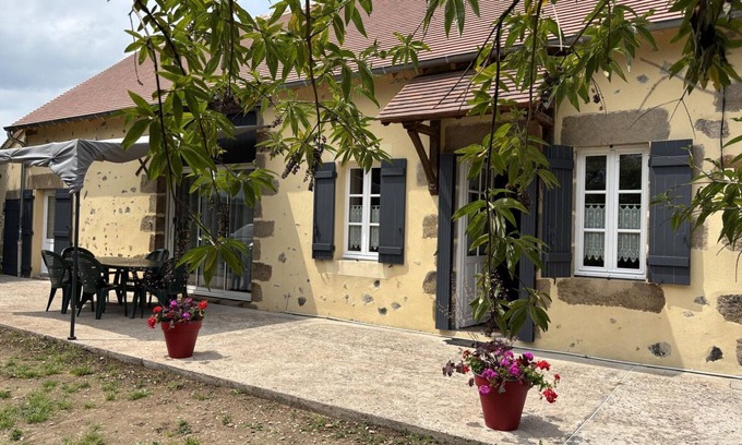 Bourbon-l'Archambault Cabaña | Casa de campo renovada con jardín cerrado, se admiten mascotas, WiFi y aparcamiento