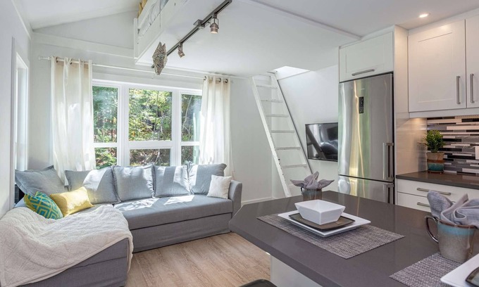 Whistler Creekside Casa | Renovated fully in 2020. Perched high up in Gondola Village. Free parking, walk to lifts