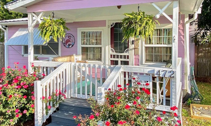 St. James Cabaña | Renovated historic charmer close to the water with W/D & central AC