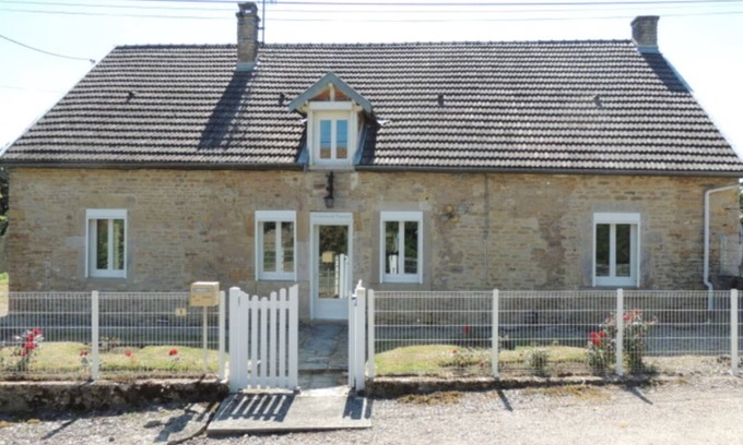Commarin Apartamento | renovated historic house with inner lake and castle nearby