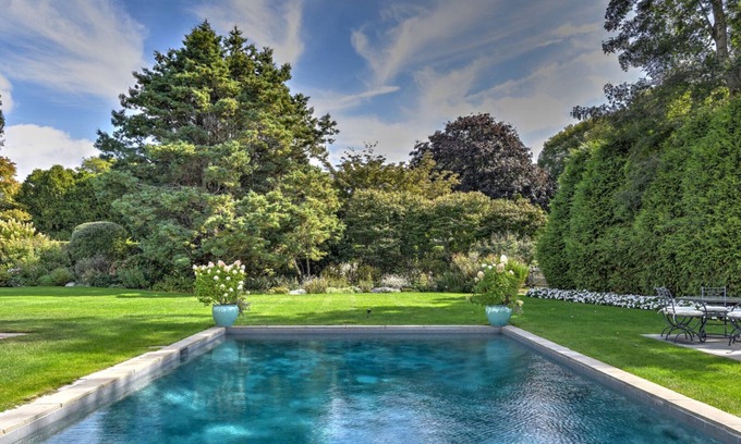 Village of Southampton Casa | Nuevo listado: Patrimonio histórico en el corazón de Southampton con piscina y porche envolvente