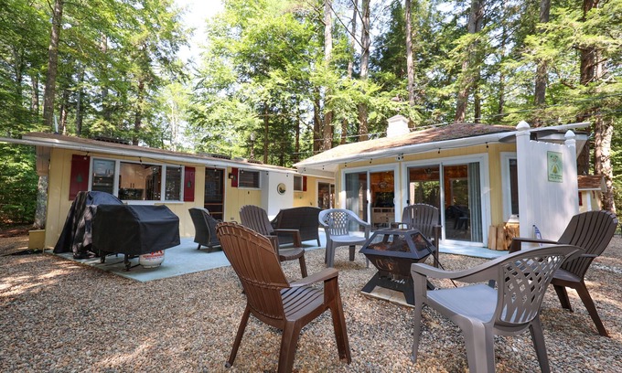 Meredith Cabaña | Renovated Home Walk to Beach on Lake Winnipesaukee