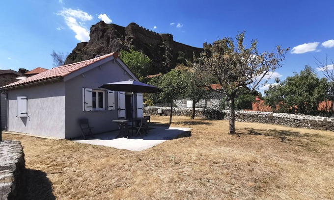 Polignac Cabaña | Casa renovada con gran jardín en Polignac