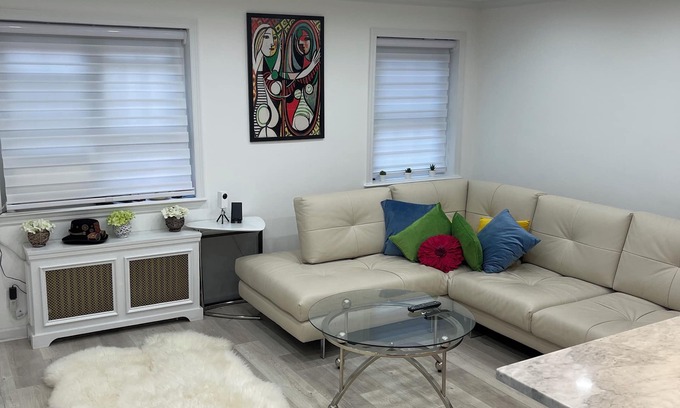 Queens Condominio | Renovated-Jacuzzi Tub Home NYC/LGA/JFK Washer/Dryer