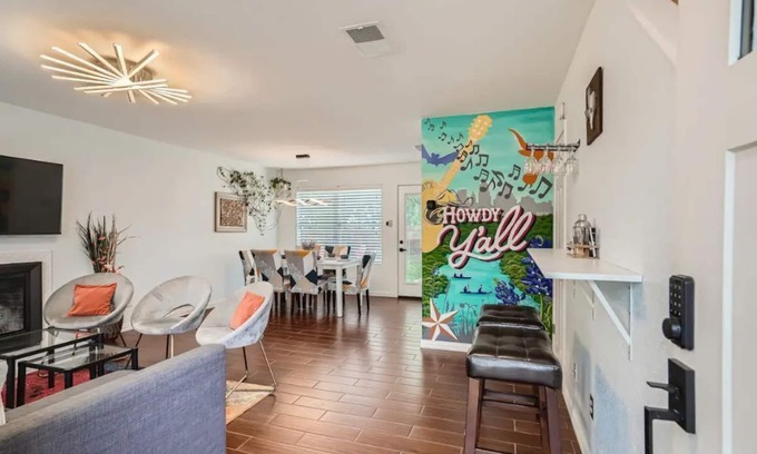 Austin Casa | Renovated LaCasa deArte- Minutes From Downtown and Austin Hotspots!