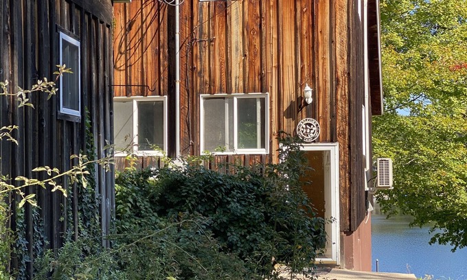 Farwell Cabina | Renovated lake cabin w/ raised deck & screened in porch, close to town & skiing!