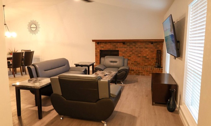 Flower Mound Casa | Renovated modern Flower Mound home close to DFW airport
