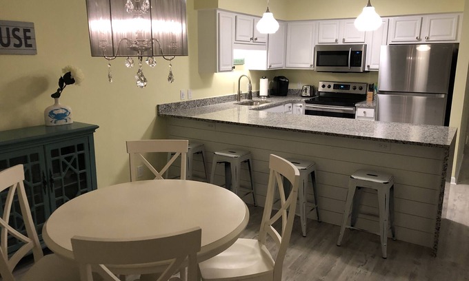 Surfside Beach Condominio | Condominio moderno y espacioso recientemente renovado con vista al mar