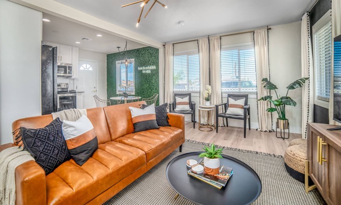 Townsite Casa | Renovated Monthly 2 Bedroom House in Downtown Henderson