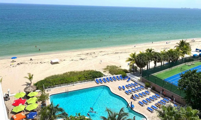 Barrier Island Apartamento | Renovated Oceanfront Condo at Ocean Manor:Private Beach,Tiki Bar,Fort Lauderdale