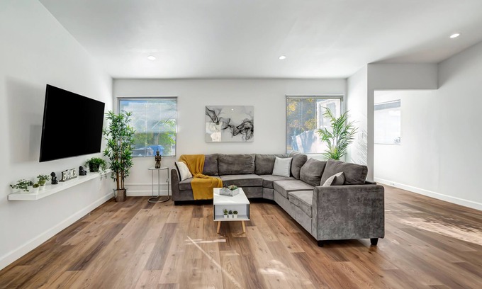 West Hills Casa | Renovated Pet-Friendly House W/ Beautiful Backyard & Jacuzzi, Near W.H. Hospital