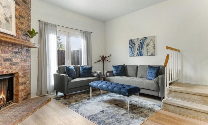 Plano Apartamento | Renovated Plano Condo 2 BR