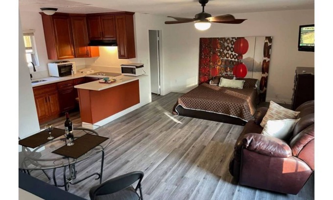 Home Gardens Apartamento | Renovated Private Studio/Suite w/Kitchenette Bathroom (Abv Grg)