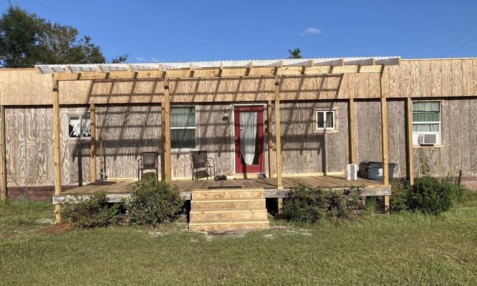 Ocean Isle Beach Casa | Remolque retro renovado en 2 millas de Sunset Beach y Ocean Isle Beach
