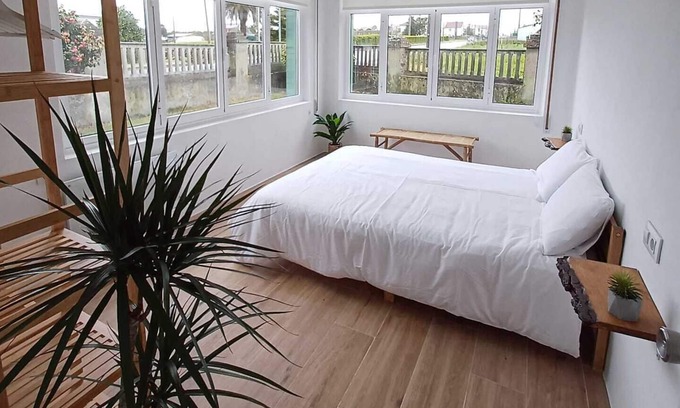 Meiras Casa | Casa rural reformada con jardín, a 5 minutos de playas.