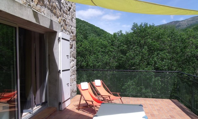 Juvinas Casa | Casa de piedra renovada, terraza grande renovada con vista al río privado