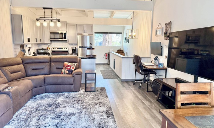 Mammoth Lakes Casa | Renovated & spacious 2 bed/2 bath Condo with Mountain Views - near Eagle Lodge