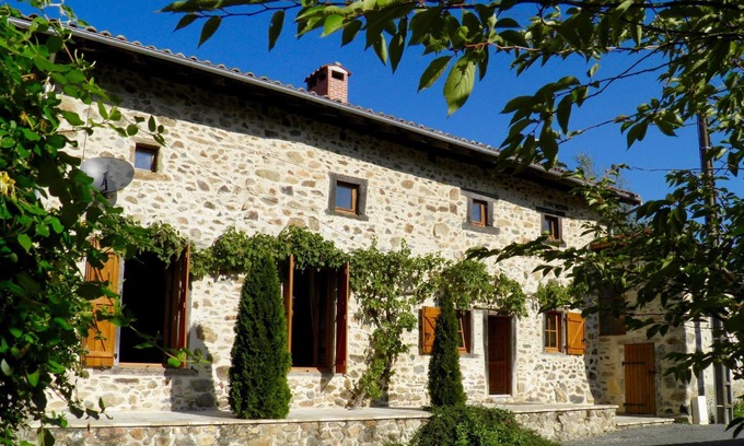 Massignac Casa | Casa de piedra y madera renovada en una ubicación tranquila cerca de todos los servicios