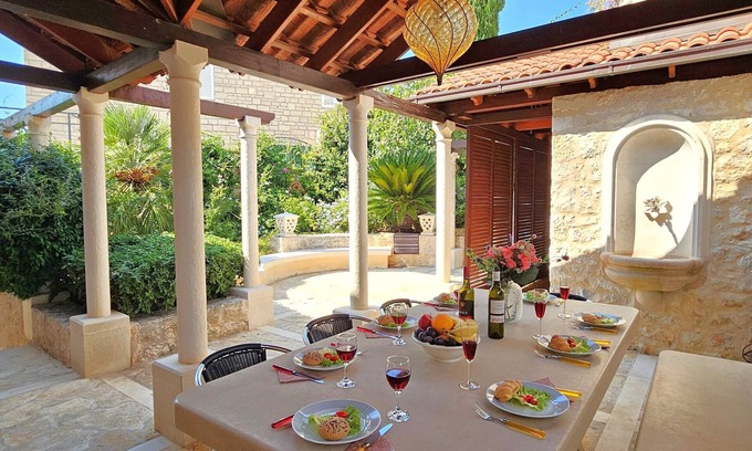 Milna (Brac) Villa | Villa de piedra renovada, encantadora terraza para cenar, cocina de verano al aire libre y parrilla