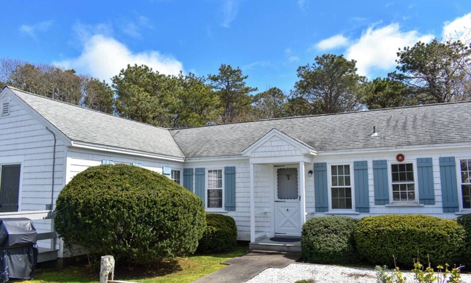 West Dennis Condominio | Renovated studio condo unit, 10-12 minute walk to the beach