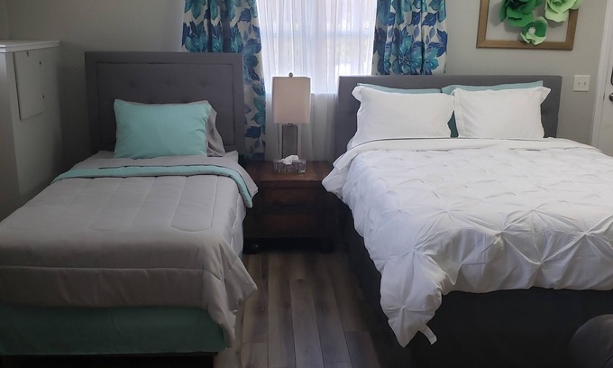 Goldsboro Apartamento | Renovated Suite with 1 queen bed and a Twin. Kitchen & bath for your privacy.