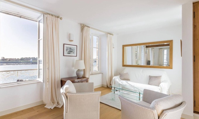 Barfleur Cabaña | Casa de Ciudad Renovada con Terraza, Internet y Vista al Mar