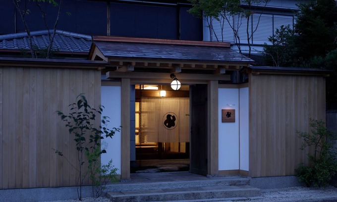 Kuwana Casa | Renovated the main house of Maruyo Lumber, which is over 70 years old. Located in Funama-cho, Kuwana City, the site of the "Shichiri-no-watashi" ferry, the inn is a private house with antiques and artwork that blends the old and the new.
