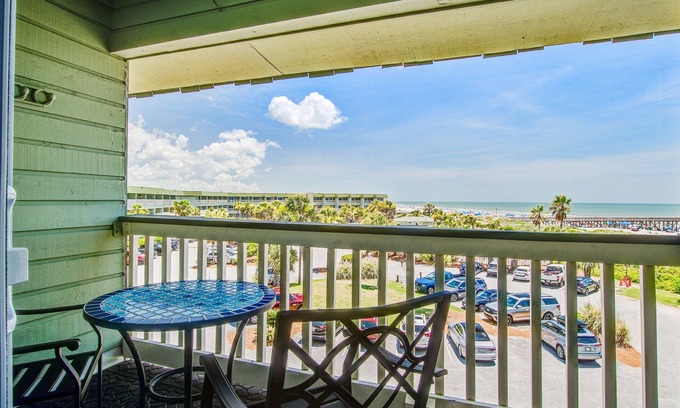 Isle of Palms Villa | Villa renovada de nivel superior con vista al mar y piscina comunitaria / muelle.