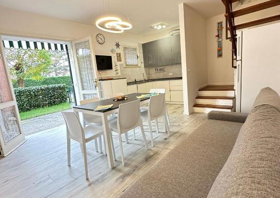 Bibione Villa | Renovated villa by the sea with private garden