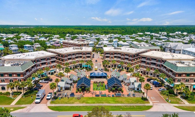 Seacrest Beach Condominio | Renovated Village of South Walton Studio. Walk to Rosemary & Alys!