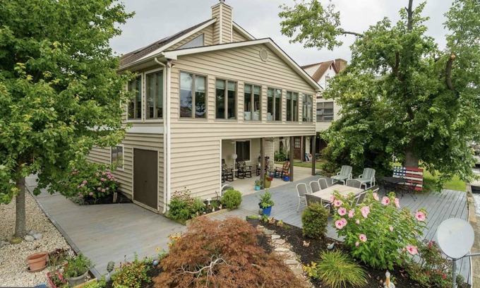 South Bethany Harbor Casa | Renovated with Amazing Water Views & Access - only 1.5 Blocks to Beach!