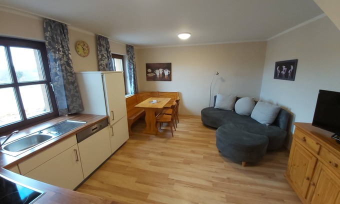 Neunburg vorm Wald Apartamento | Apartamento reformado en planta baja con terraza comunitaria.