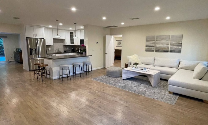 Tarzana Casa | Rent the entire 4 bed 2 bath house best part of LA