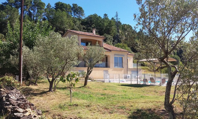 Les Salelles Villa | El alquiler de un chalet con piscina privada en el país.