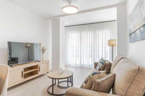 Motril Apartamento | RentitSpain Complejo TRM, Estilo, confort, terraza y piscina