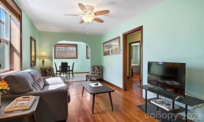 Hot Springs Apartamento | Reopened since Helene 🩵 Stay in downtown Hot Springs! Right on the AT!