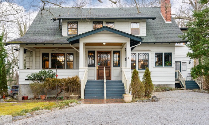 Asheville Cama Y Desayuno | Reserve all of Oakland Cottage B&B 6 BR 6BA, 1.5 miles to downtown Asheville, NC